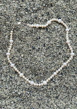 Load image into Gallery viewer, Lilah pearls necklace
